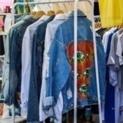 photo a woman smiling at someone with coffee in hand